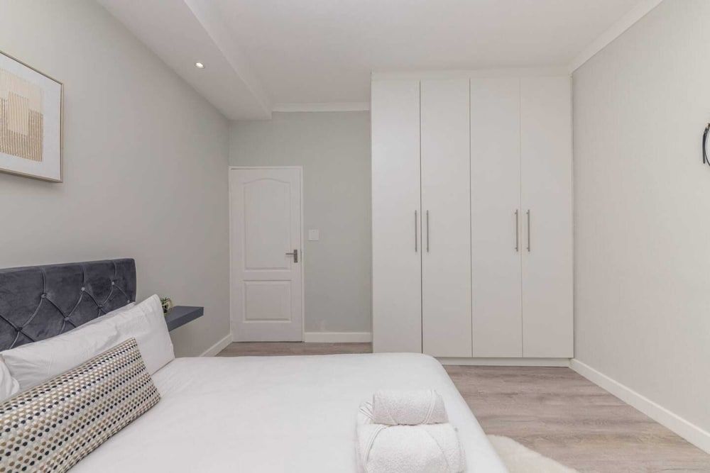 undefined Stylish and Central 1 BD in Sea Point 3