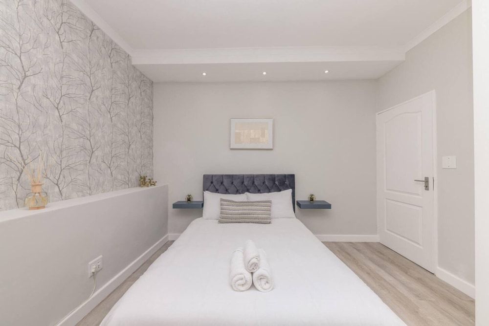 undefined Stylish and Central 1 BD in Sea Point 2