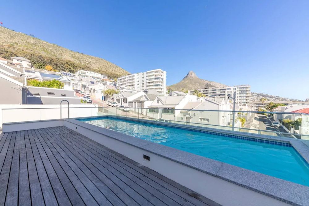 undefined Modern and Bright 1BD APT in Sunny Sea Point 7