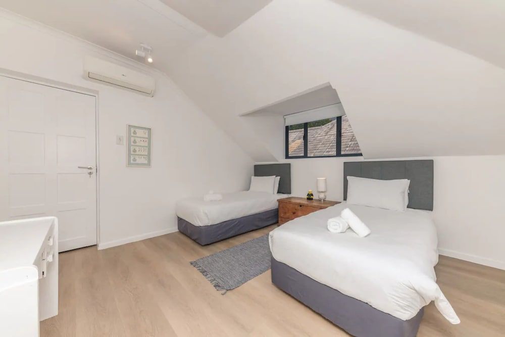 undefined Magnificent 4 BD Home in Gardens With a Pool 7