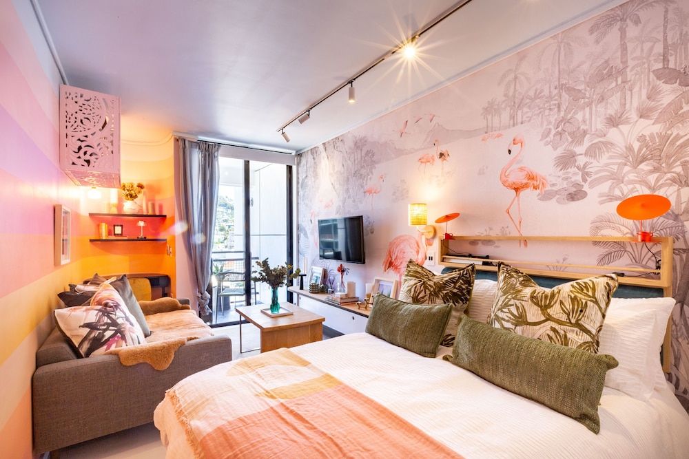 undefined The Flamingo 604 7