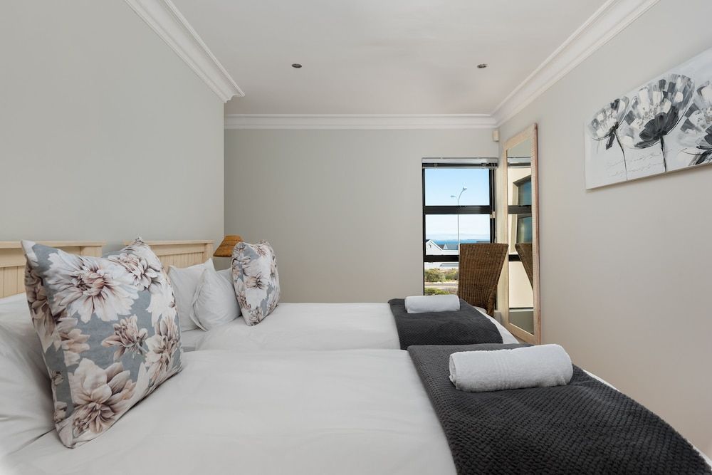 Waves Edge T12 Exclusive Apartment 7