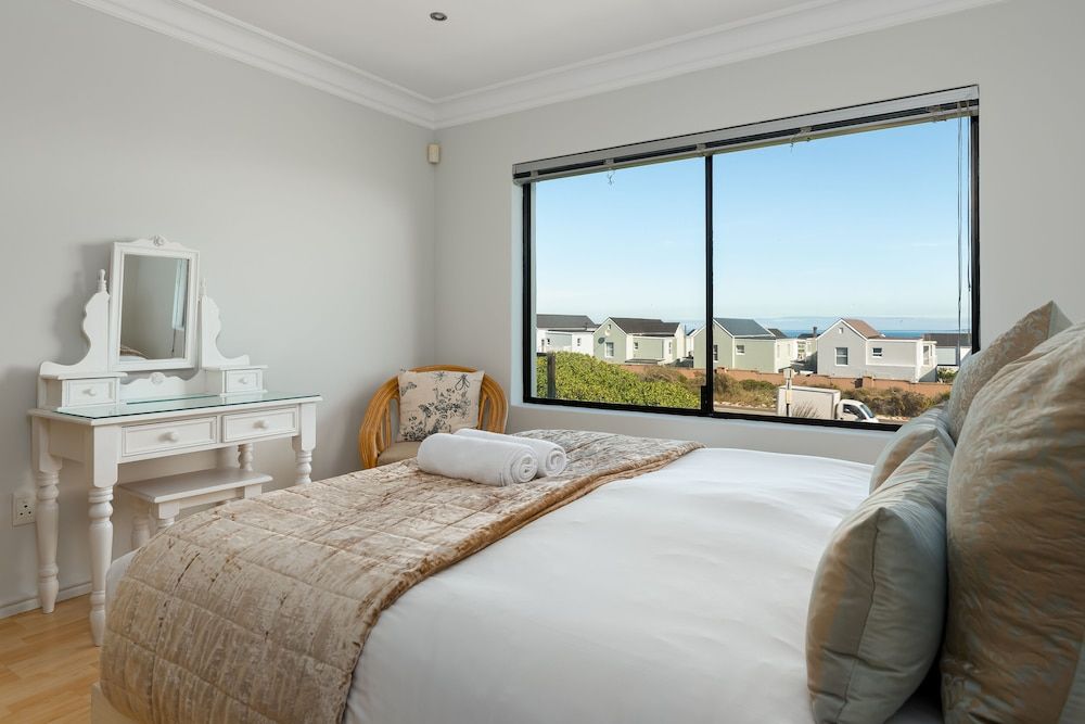 Waves Edge T12 Exclusive Apartment 8