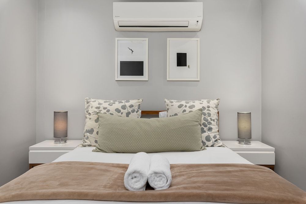 undefined The Warwick 206 2