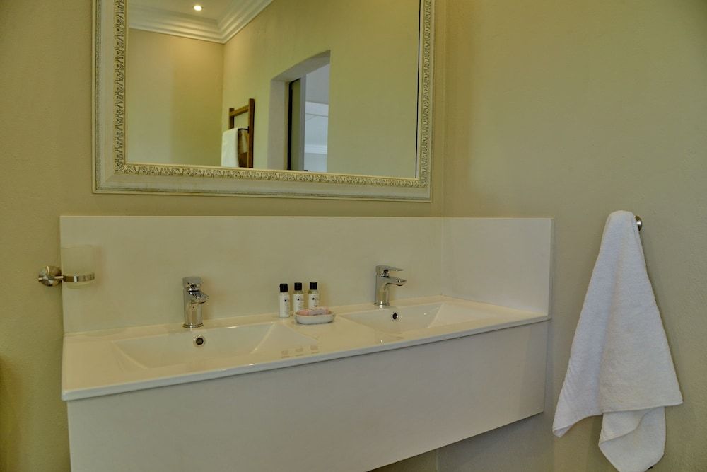 Thanda Manzi Country Hotel Deluxe Room (Deluxe Suite) 9