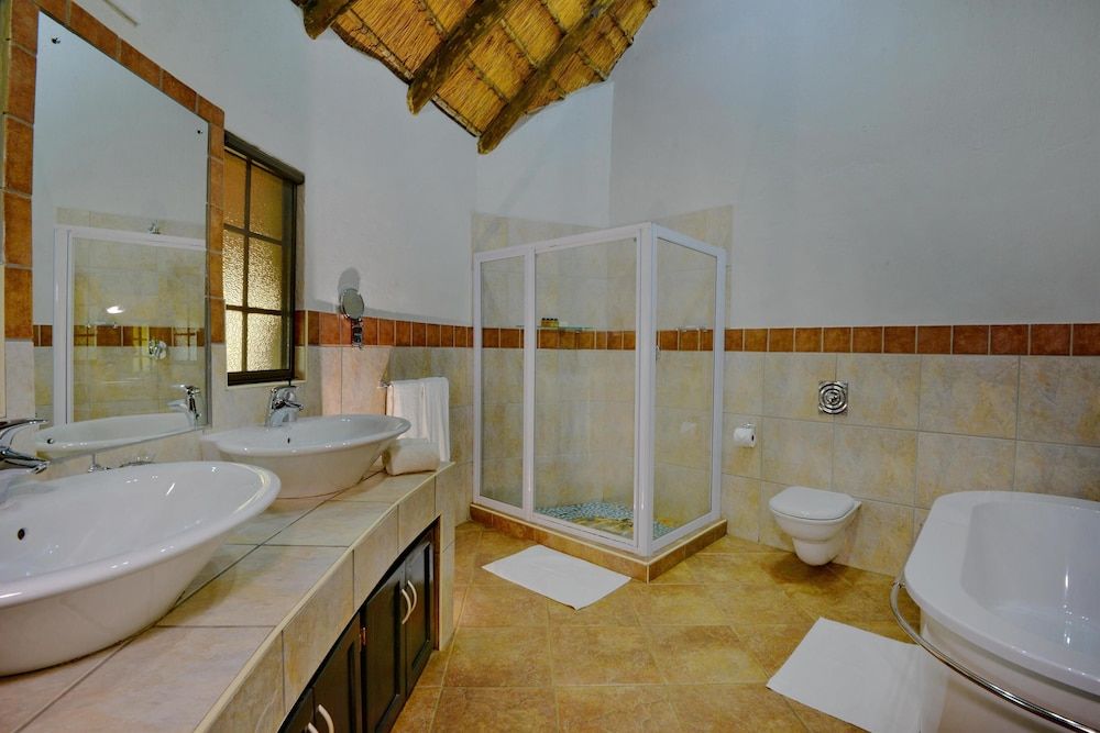 Royal Morubisi Founder's Lodge Luxury Room, 1 King Bed, Garden View 4