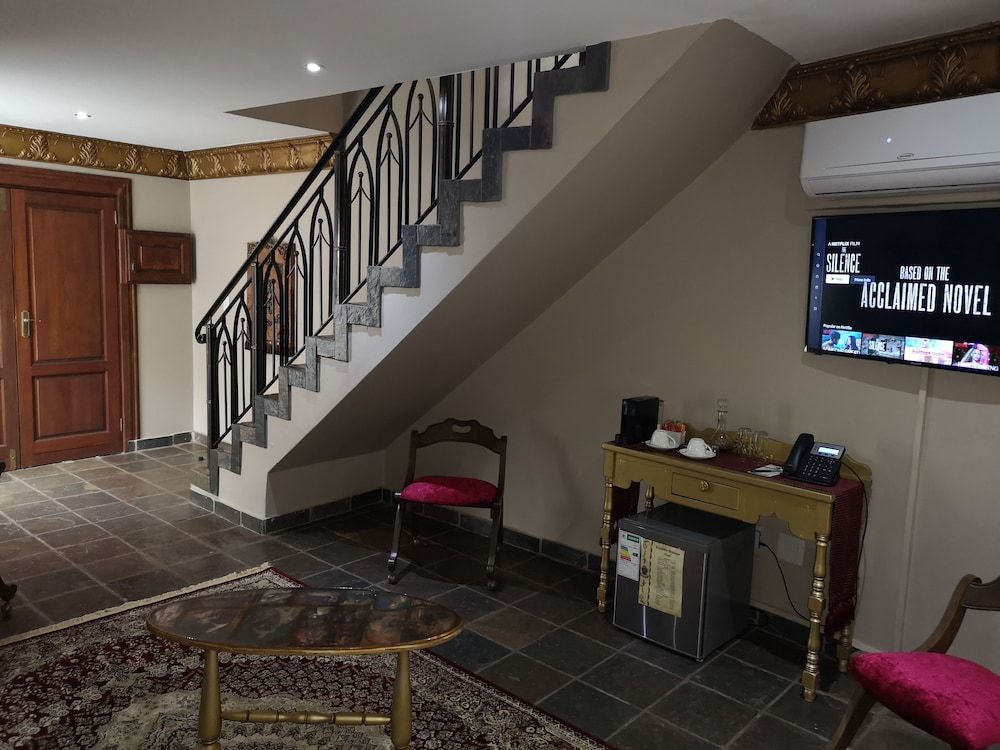 Excalibur Boutique Hotel Suite, 1 King Bed 5