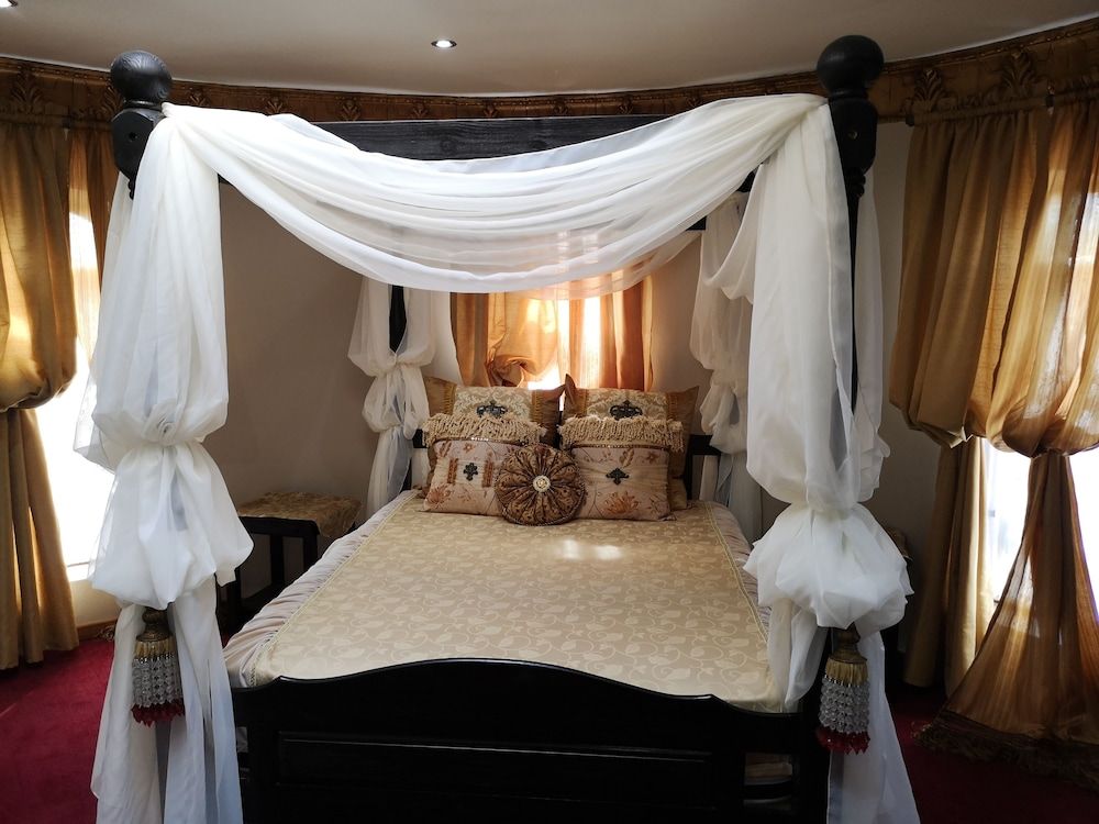 Excalibur Boutique Hotel Suite, 1 Queen Bed 4