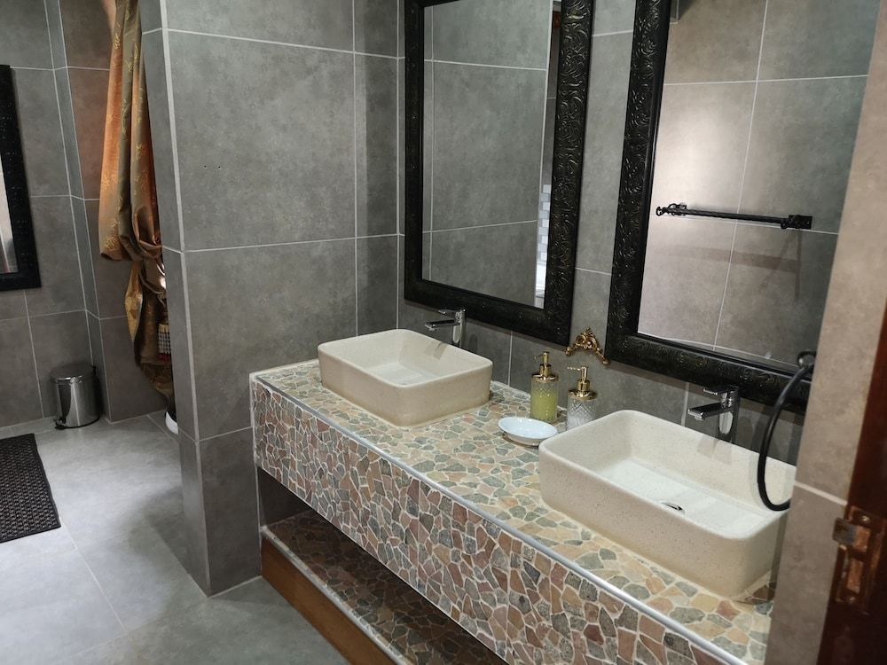 Excalibur Boutique Hotel Suite, 1 Queen Bed 5