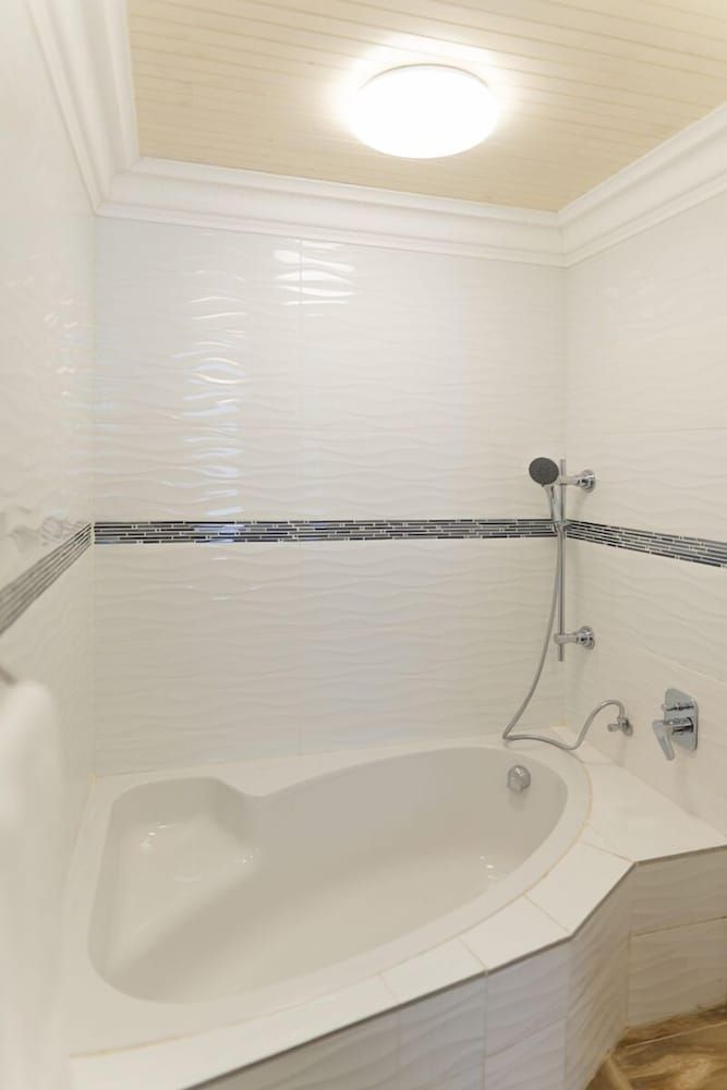 Deep Soaking Bathtub