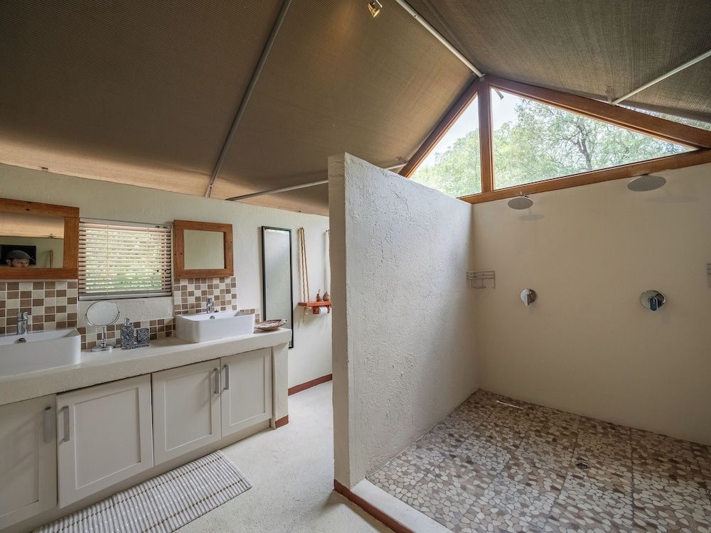 MILIMA Big 5 Safari Lodge Luxury Tent 11