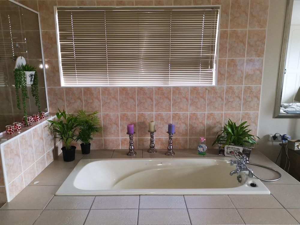 Cove View Bed & Breakfast Deluxe Room 8