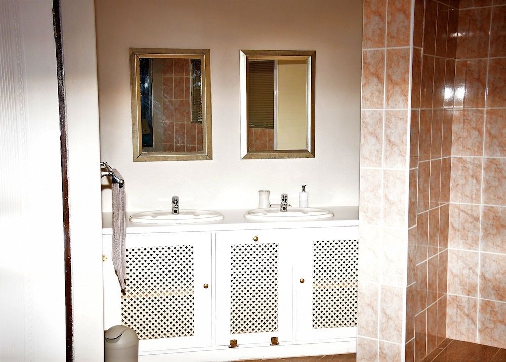 Cove View Bed & Breakfast Deluxe Room 7