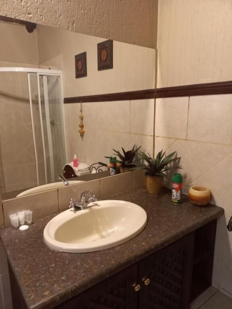 Khaya Africa Guesthouse and Spa Comfort Triple Room 11