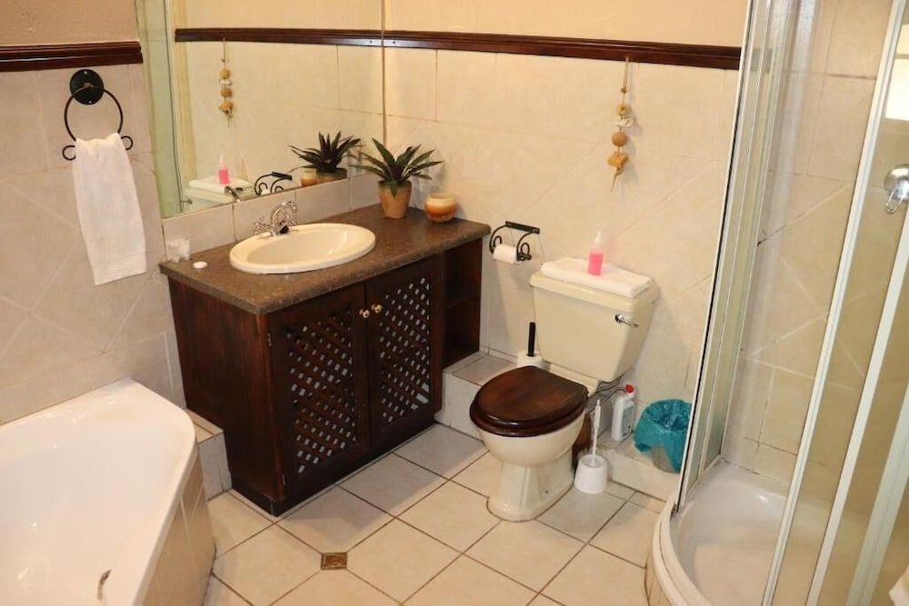 Khaya Africa Guesthouse and Spa Comfort Triple Room 8