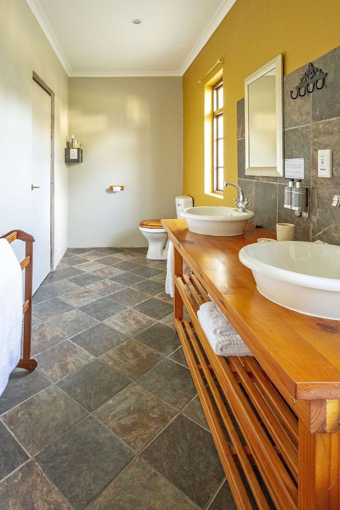 Airlies Guest House Family Room, Garden View 9