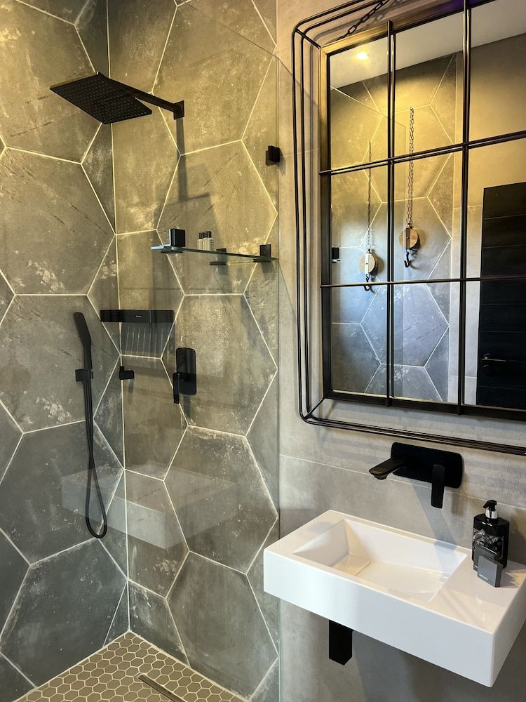 Swan Lake Suites Deluxe Suite 9