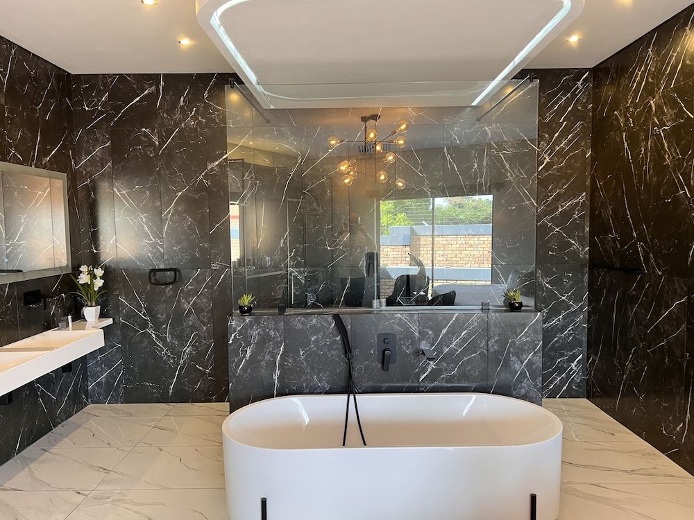 Swan Lake Suites Honeymoon Suite 11