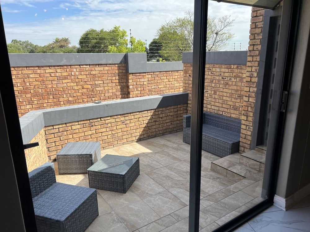 Swan Lake Suites Honeymoon Suite 8