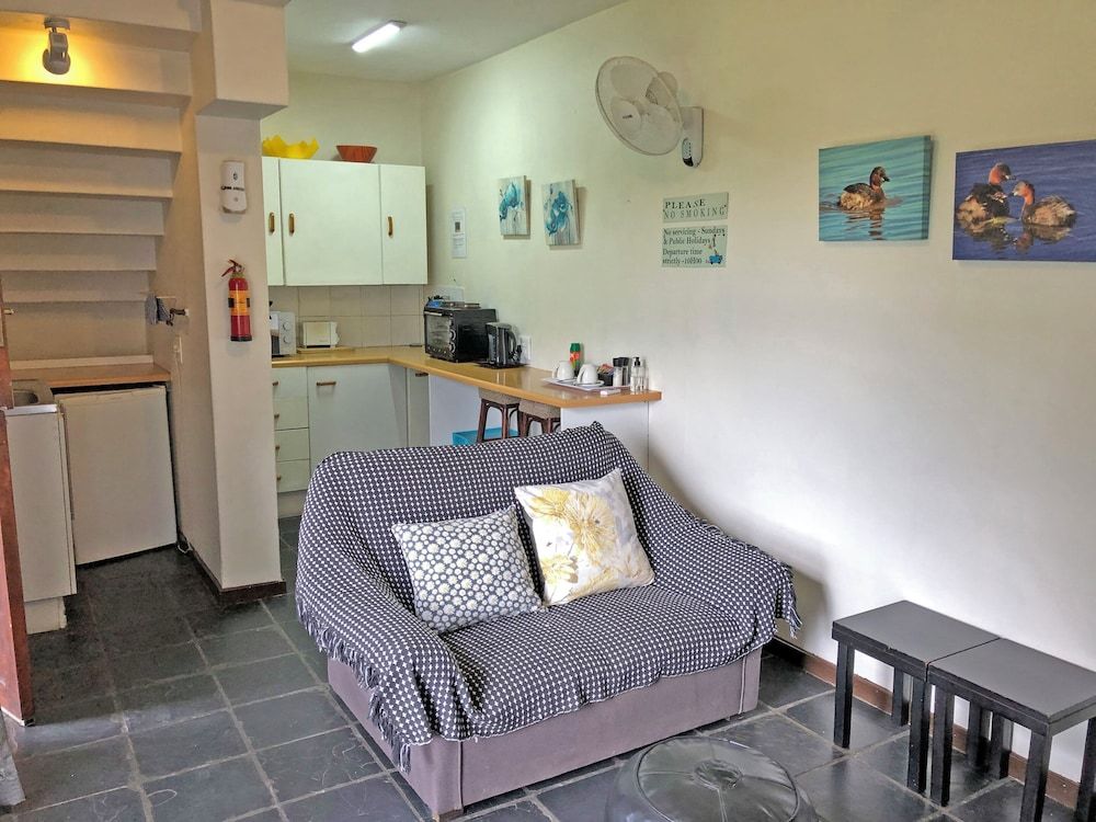 Hills and Dales Accommodation Standard Apartment, 1 Bedroom (Dabchick) 6