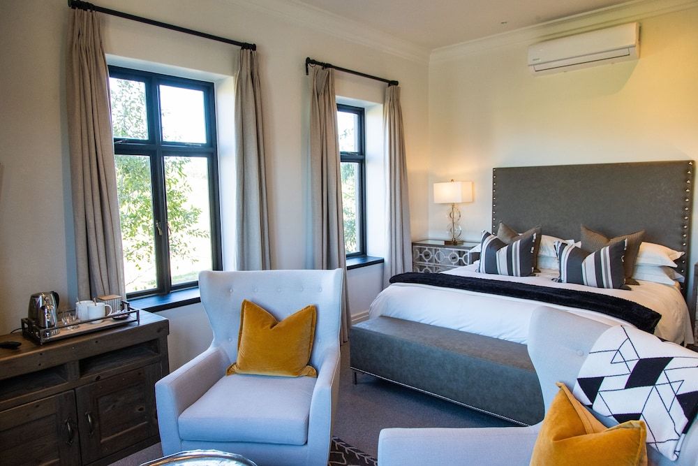 Superior Studio Suite, 1 King Bed, Non Smoking, Garden View