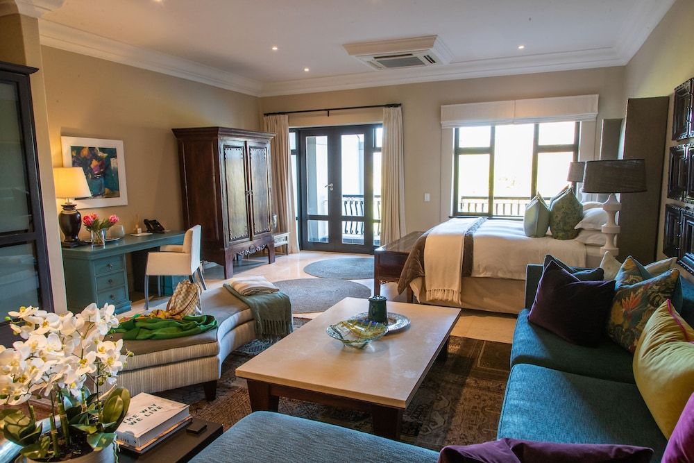 Deluxe Suite, 1 King Bed, Mountain View