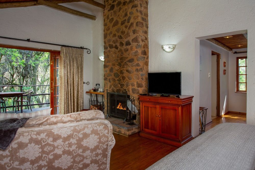 Whispering Pines Country Estate Executive Cottage 6
