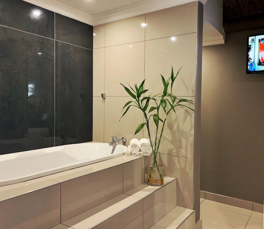 Little Eden Guest Lodge Deluxe Suite 6