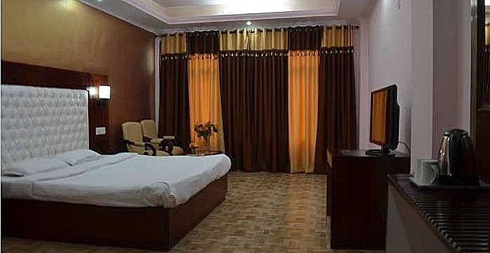 Royal Park Resorts and spa ( A River side Resort ) Deluxe Rooms, Without Balcony (Standard room partial view ) - NON AC NON CENTRALLY HEATED ROOMS 3