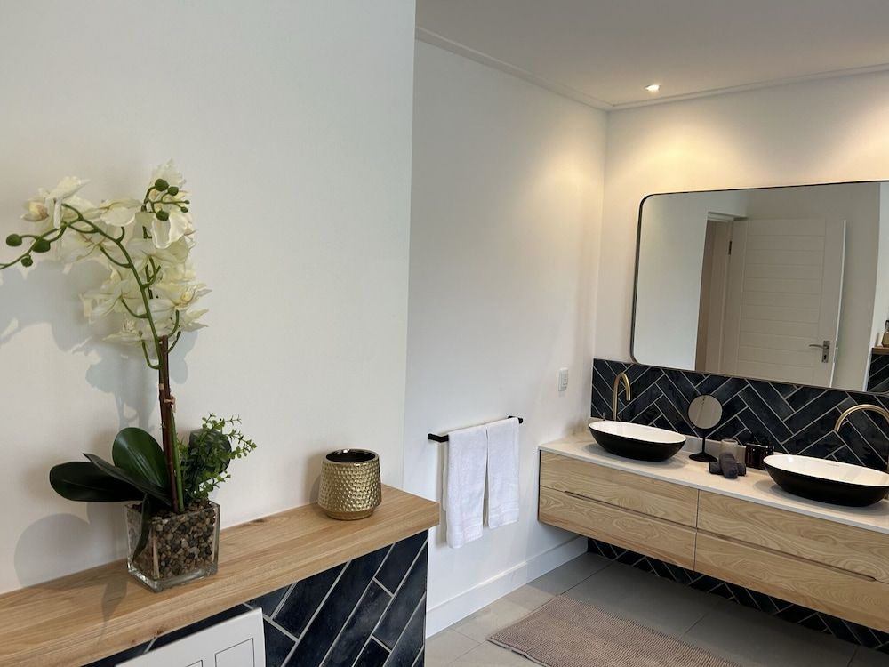 Mirabelle Guesthouse Luxury Room, 1 King Bed, Non Smoking, Mountain View 7