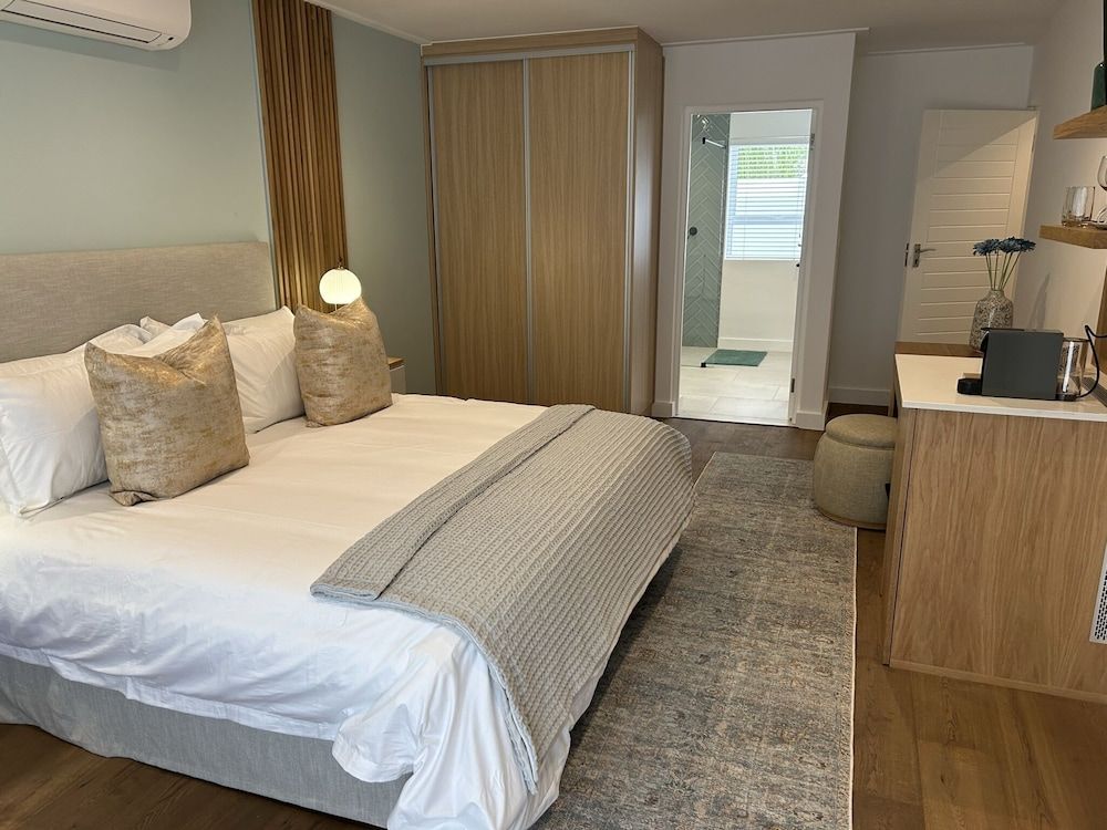 Mirabelle Guesthouse Luxury Room, 1 King Bed, Non Smoking, Pool View 2