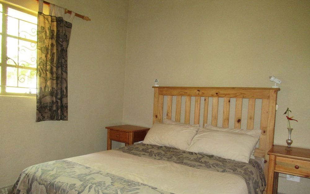 Elandskloof Trout Farm Comfort Chalet, 2 Bedrooms, Non Smoking, Lagoon View 4