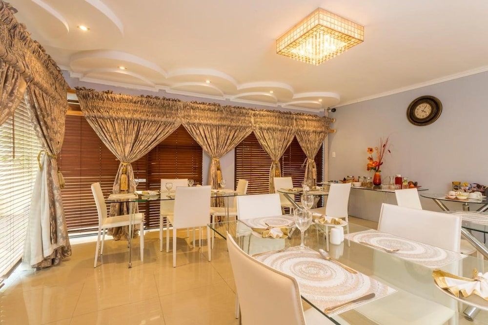 Room in Guest Room - Ezulwini Guest House - Queen Room With Balcony for 2 Guests in Ballito Room, 1 Bedroom, Smoking, Balcony 9