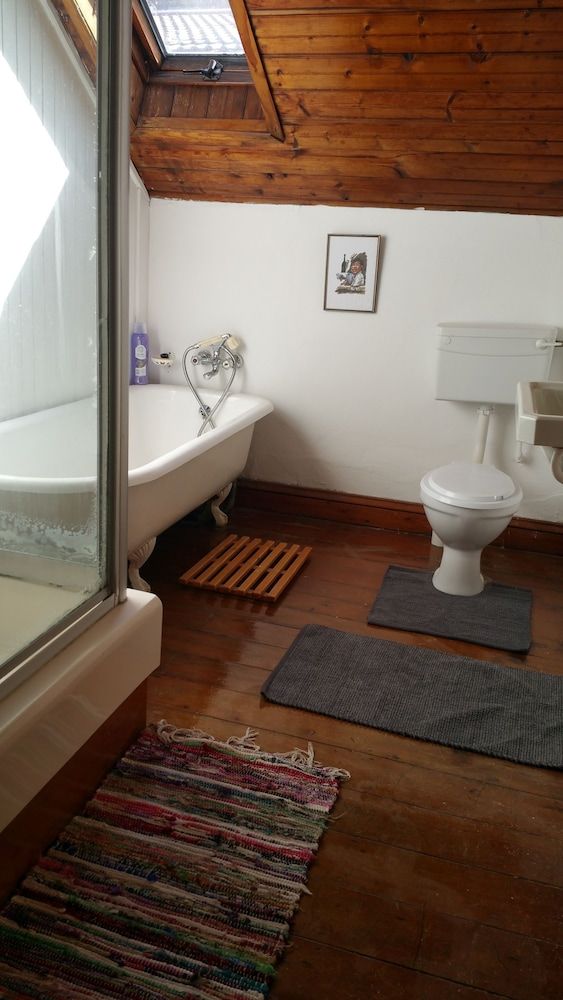 Bond Lodge Comfort Twin Room, Private Bathroom 2