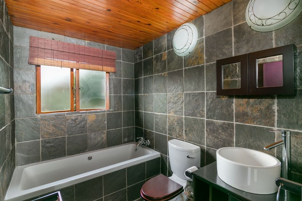 Knysna Lodge Self Catering Accommodation Comfort House, 4 Bedrooms 13