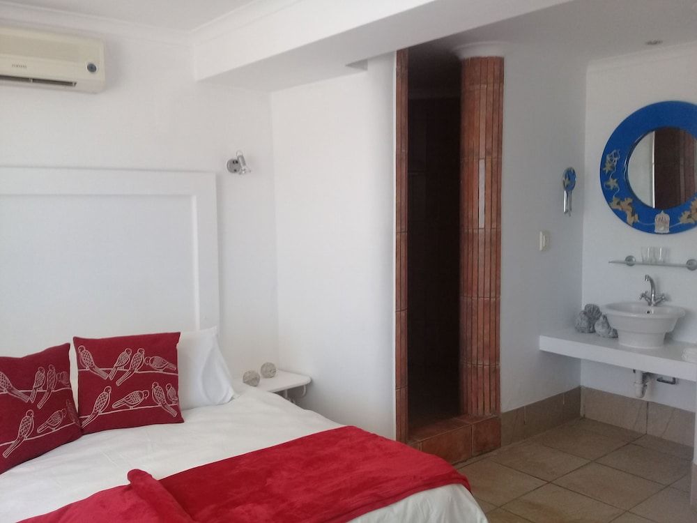 Knysna Terrace Guesthouse Deluxe Double or Twin Room 3