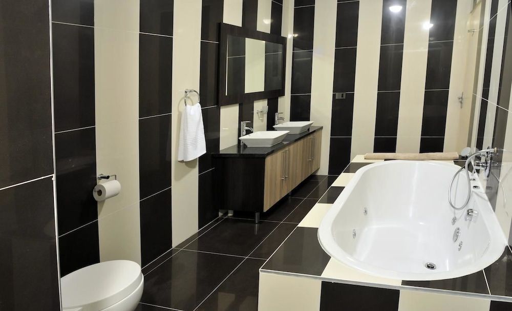 Deep Soaking Bathtub