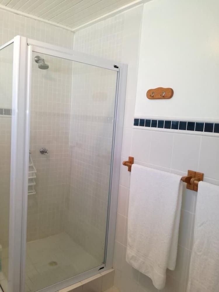 LIVESEY Lodge Turquoise Family Shower Ensuite Room 2
