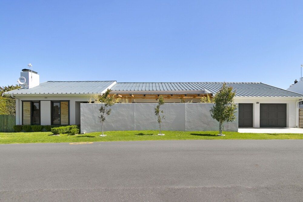 undefined Bond Breakaway