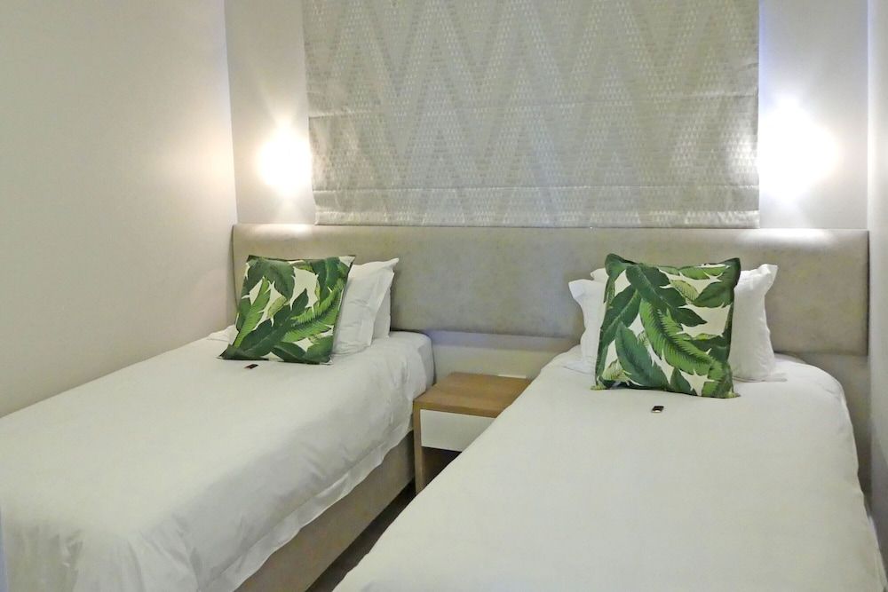 Castleton Three Bedroom Luxury Apartment with Patio 2