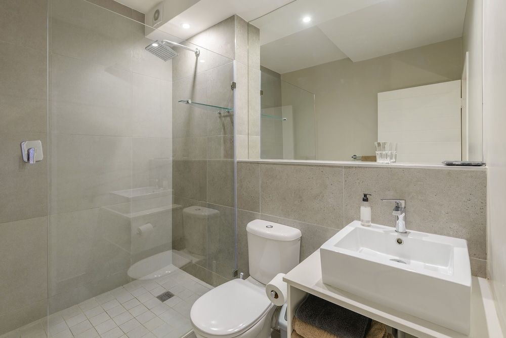 Castleton Three Bedroom Luxury Apartment with Patio 5