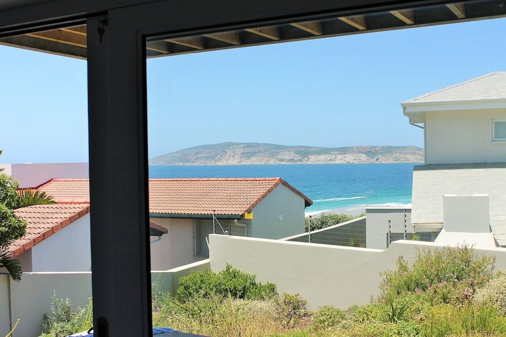 Betty Design House, 3 Bedrooms, Non Smoking, Ocean View 11