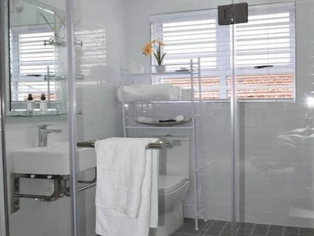 Dei Gratia Guesthouse Deluxe Double Room 2