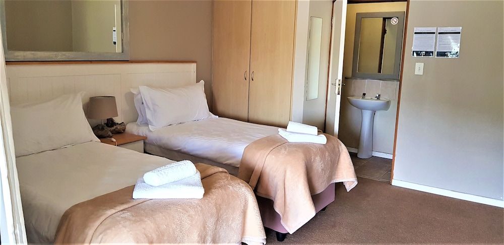 Pili Pili Beach Cabanas Comfort Quadruple Room, Partial Sea View 7