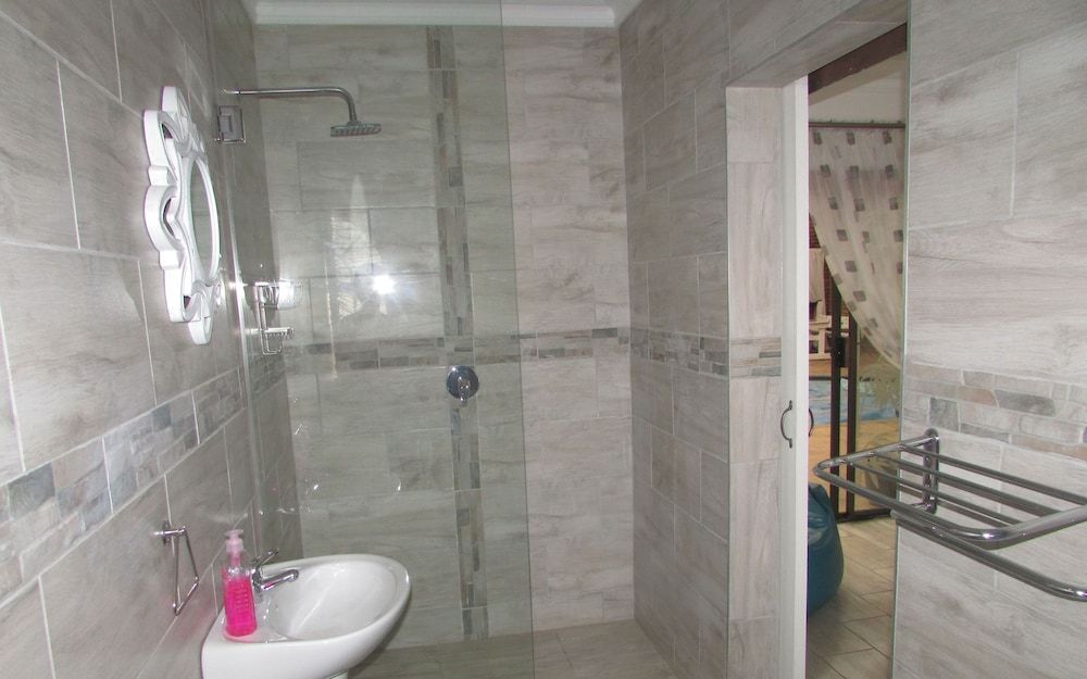 Oppiplot Guest House Room (12)