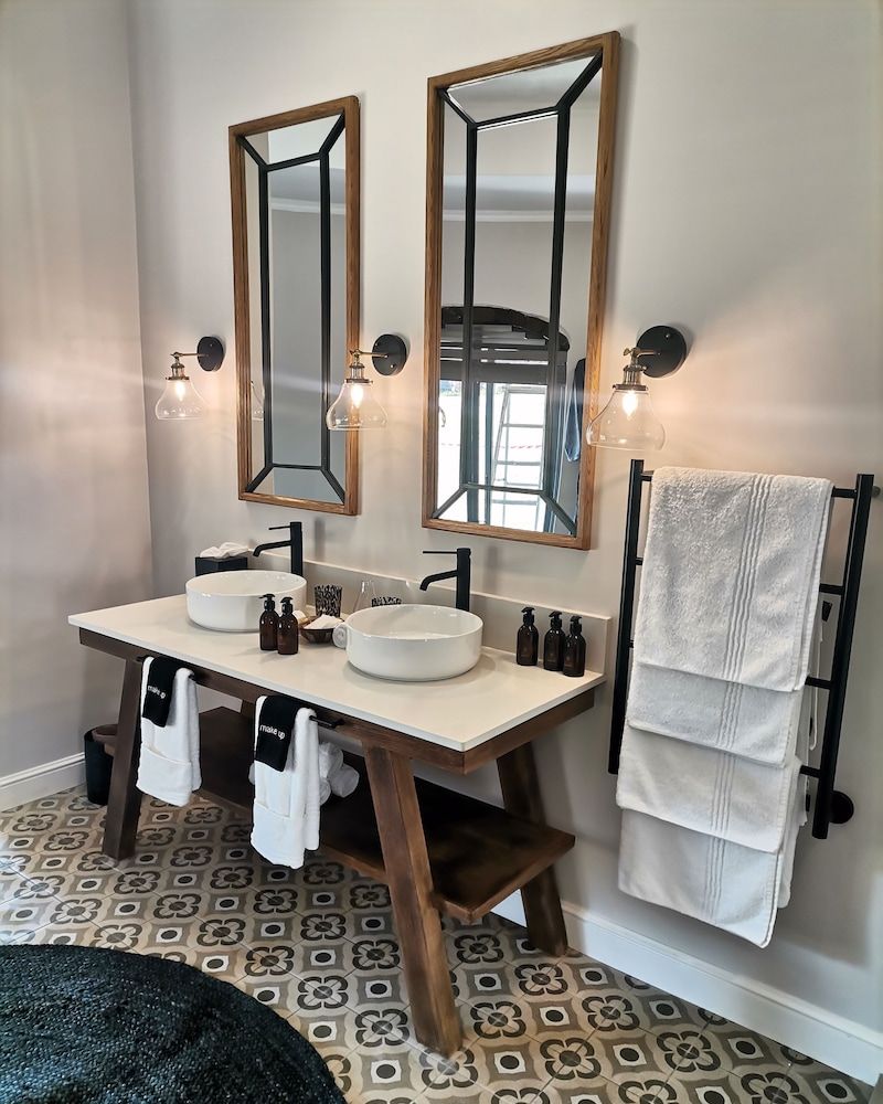 Hartford House Lake Suite 5