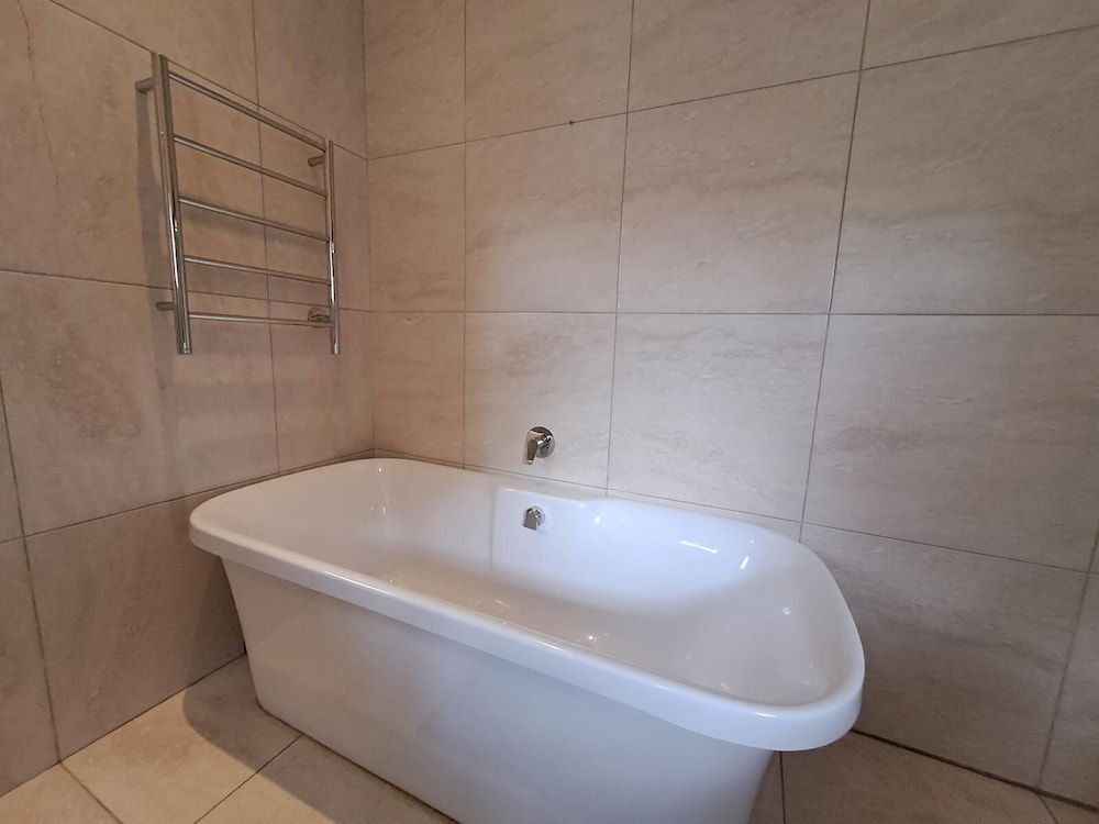 Fiore Guest Accommodation Deluxe Double Room 9