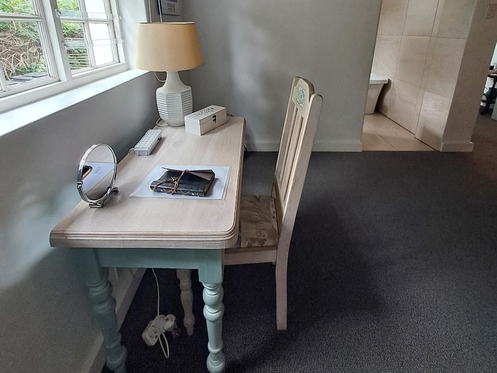 Fiore Guest Accommodation Deluxe Double Room 7