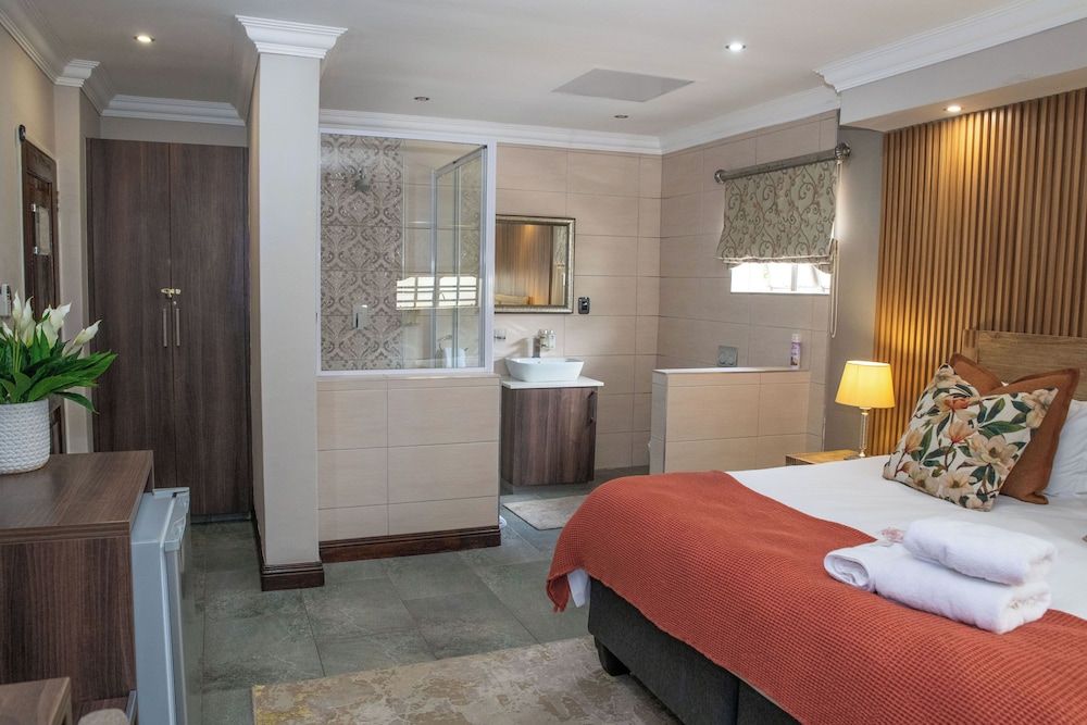 Iso'Bella Vita Guesthouse Deluxe King Room - Dining Area