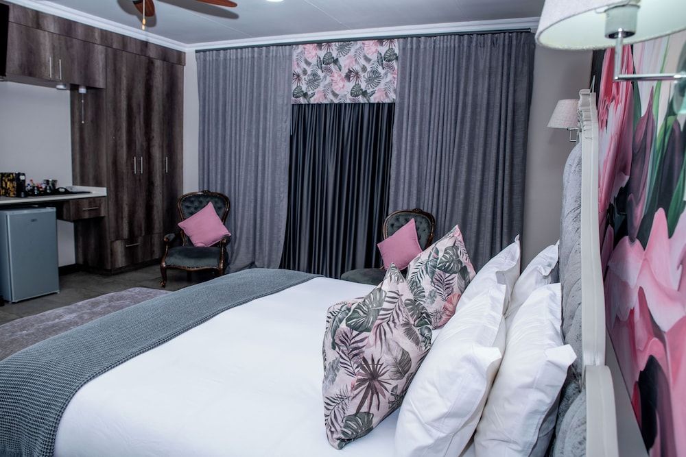 Iso'Bella Vita Guesthouse Deluxe King Room - Garden View 8